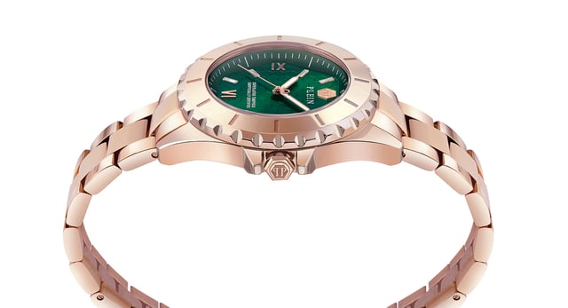This Philipp Plein Plein Heaven Analogue Watch for Women is the perfect timepiece to wear or to gift. It's Rose Gold 38 mm Round case combined with the comfortable Rose Gold Stainless steel watch band will ensure you enjoy this stunning timepiece without any compromise. Operated by a high quality Quartz movement and water resistant to 5 bars, your watch will keep ticking. Plein Heaven returns for the FW24 collection in a unique capsule with the addition of a sophisticated green dial that symbolizes elegance and feminine determination while celebrating each passing moment. This Analogue watch has a  function: Luminous Hands High quality 19 cm length and 17 mm width Rose Gold Stainless steel strap with a Deployment clasp Case diameter: 38 mm,case thickness: 12 mm, case colour: Rose Gold and dial colour: Black