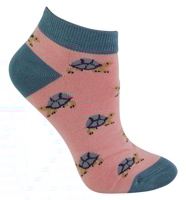 Willst du dir für den Sommer ein paar neue Socken zulegen, hast aber genug von den langweiligen, einfarbigen Socken? Nun, diese großen Novelty Bamboo Trainer Socken sind perfekt, wenn Sie lieben das Tragen von Tier-Designs auf Ihre Füße! Diese Miss Sparrow Damensocken sind eine tolle Geschenkidee für alle, die süße Tiere lieben. Sie sind bequem und kühl, haben superweiche Bambusfasern und ein glattes Material, das atmungsaktiv ist. Außerdem sind sie natürlich hypoallergen und antibakteriell. Die Socken sind knöchellang und niedrig geschnitten, so dass sie unauffällig in Ihre Schuhe passen. Sie sind in 12 verschiedenen Farben mit 6 niedlichen Tiermustern erhältlich, darunter: Schildkröten, Hasen, Papageientaucher, Wursthunde, Honigbienen und Igel. Miss Sparrow ist stolz auf ihre Produkte, die dafür sorgen, dass sich Ihre Füße das ganze Jahr über fabelhaft fühlen. Mit ihren schicken und stilvollen Produkten bieten sie Ihnen einzigartige, aufregende und modische Accessoires voller Individualität, die Ihnen das Selbstvertrauen geben, Sie selbst zu sein. Diese Trainersocken sind ein 1-Paar-Pack und bestehen aus 53% Bambus, 20% Baumwolle, 19% Polyester, 6% Polyamid, 2% Elastan. Sie kommen in Damen Einheitsgröße: 4-7 UK (37-40 EUR, 5-8 US) und sind maschinenwaschbar unter 40. Nicht chemisch reinigen. Nicht bügeln. Nicht bleichen.