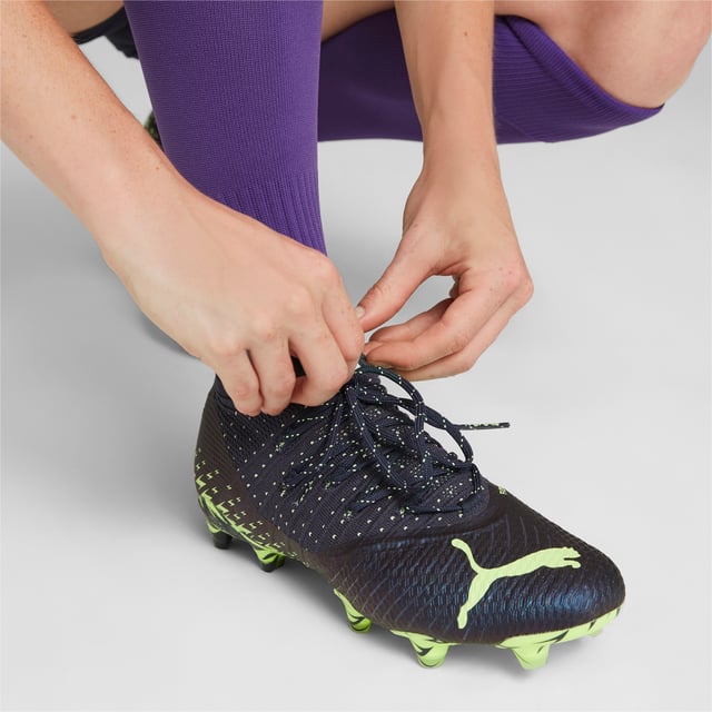 PRODUCT STORY Spelers, maak je klaar om ze gek te maken met de FUTURE 1.4 - de schoen voor de meest creatieve speler op het veld. Met een adaptieve FUZIONFIT+ compressieband over de voet die zorgt voor de ultieme pasvorm en ondersteuning - zelfs als de schoen zonder veters wordt gedragen - en een lichtgewicht stevige zoolplaat, heb je alles wat je nodig hebt om het spel op jouw manier te spelen. Functies en voordelen Pasvorm voor dames: Dit product is ontworpen voor de vrouwelijke voet, op basis van pasvormtests en feedback van vrouwelijke atleten, zodat jij je stempel kunt drukken op het veldFUZIONFIT+: Adaptieve compressietechnologie die je voet vastzet en explosievere bewegingen op het veld mogelijk maaktGRIP CONTROL PRO: Superdunne getextureerde huid ontworpen voor verbeterde balcontrole, ongeacht de veldomstandigheden DETAILS SokconstructieNano-griptechnologieAdvanced Creator ZonesDynamic Motion System buitenzoolFG/AG: Firm Ground/Artificial GroundPUMA Cat Logo op de hiel