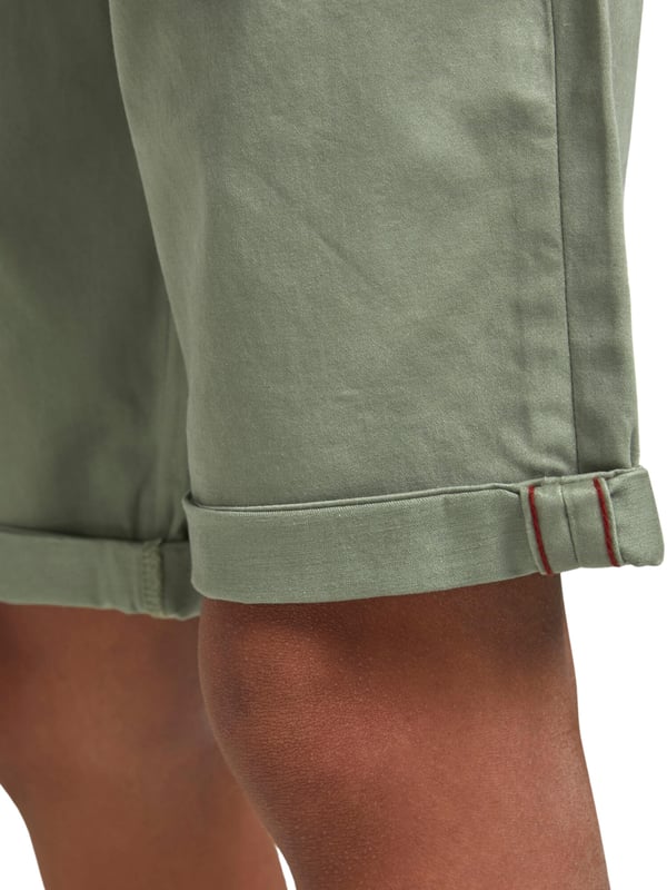Are you looking for comfortable and stylish shorts for the summer? Then the chino shorts from Jack & Jones are just the thing for you. These shorts are made from a soft cotton blend and have a regular fit with a mid-rise waist. They have five practical pockets and a zip fastening. Whether you combine them with a shirt or a T-shirt, these shorts go with any outfit. Order the chino shorts from Jack & Jones in your favourite colour now and enjoy the summer to the full.