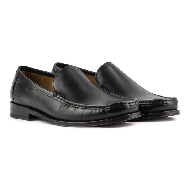 A Simply Smart Style And Timeless Design, The Black Racing Green Senna Men's Loafer Is A Must-have For The Easy-going Gentleman. Featuring A Luxurious Leather Upper With A Traditional Design And Moccasin Stitching, These Shoes Are Effortlessly Chic.