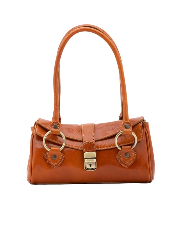 Bolso baúl de mujer. El cierre es rápido. Hay dos bolsillos internos con cremalleras. Los bolsillos externos están ausentes. Falta la correa para el hombro. El mango es de piel. Hay dos compartimentos internos. El material exterior es auténtica piel de vacuno. Internamente está forrado en algodón. Medidas: 29x15x12 cm. Hecho en Italia