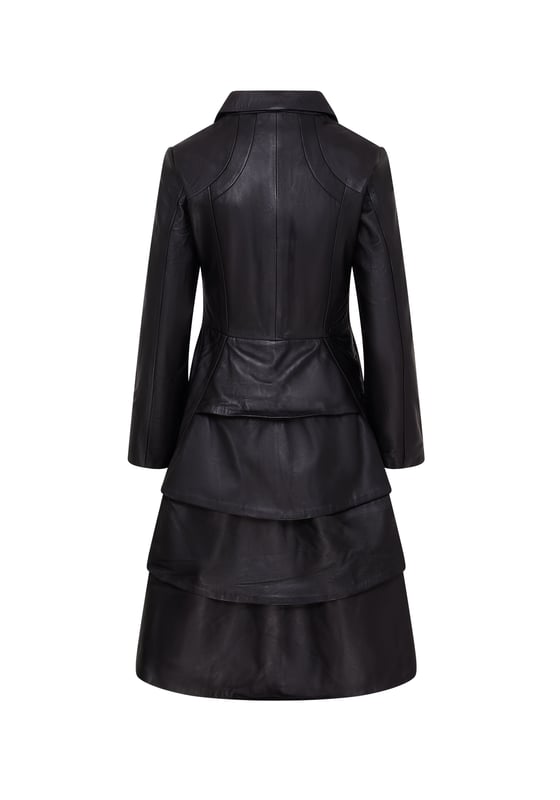 Deze lange jas, geïnspireerd op Victoriaanse en Edwardiaanse stijlen, heeft een strak uitlopend design gemaakt van 100% premium leer. Perfect voor gothic en punk mode, het is een gedurfd statement piece dat vintage charme combineert met een moderne rand. Lange uitlopende jas voor een opvallende look Gemaakt van 100% premium leer voor duurzaamheid en luxe Victoriaanse en Edwardiaanse invloeden met een eigentijdse twist Perfect voor gothic, punk of alternatieve modestijlen