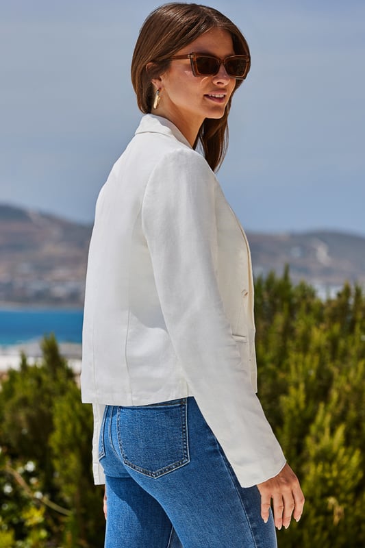 Found: the perfect summer layer
Crafted from a luxe lightweight linen blend
Classic double-breasted fit
White goes with everything
Cut to pair perfectly with jeans or midi skirts
Create a chic suit with white linen trousers