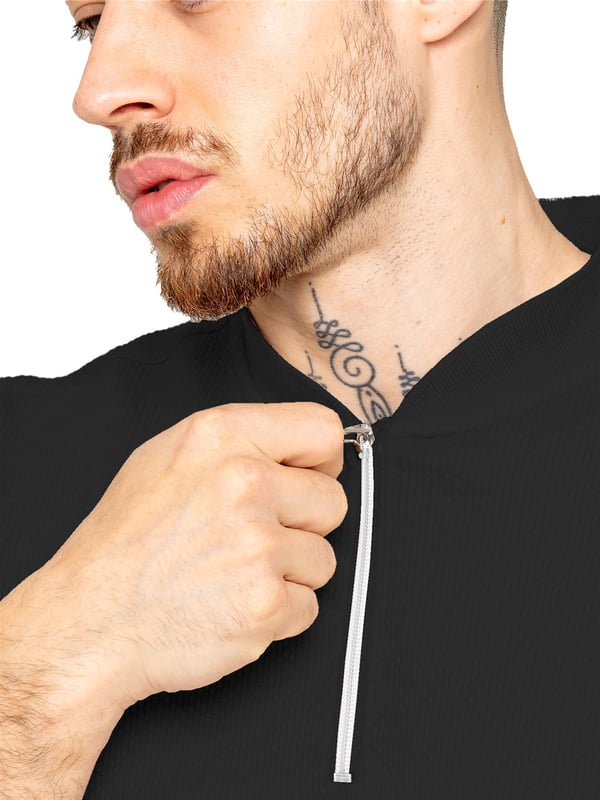 Mejora tu guardarropa de verano con el conjunto de camiseta texturizada para hombre de Enzo, diseñado para ofrecer estilo y comodidad. Confeccionado con tela texturizada de primera calidad, este conjunto es ideal para cualquier ocasión casual. La camiseta presenta mangas cortas, un ajuste regular, un cuello bomber y un cierre de cremallera de un cuarto, con mangas acanaladas terminadas en un patrón de gofre texturizado para mayor sofisticación. Los shorts a juego cuentan con una cintura elástica con un cordón ajustable y prácticos bolsillos laterales, todos hechos de la misma tela texturizada de alta calidad