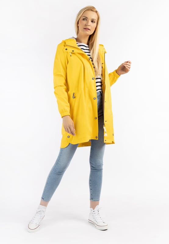 Kom elke regenbui in stijl door met de nieuwe A-vormige mackintosh van Schmuddelwedda. Het waterdichte en winddichte materiaal plus de gesealde naden maken het mogelijk. Aan de binnenkant zorgt een heerlijk zachte jersey-melange voering voor een comfortabel gevoel. Bijzonder praktisch zijn de drukknopen aan de zijopeningen, die zorgen voor veel beenruimte, die je bijvoorbeeld bij het fietsen nodig hebt. De grote capuchon met trekkoord en koord biedt bescherming, net als de ritsen op de zijzakken. Dubbele koorden met grote rubberen stoppers met logo en de voor het merk kenmerkende parapluprint op de borst zorgen voor visuele accenten.