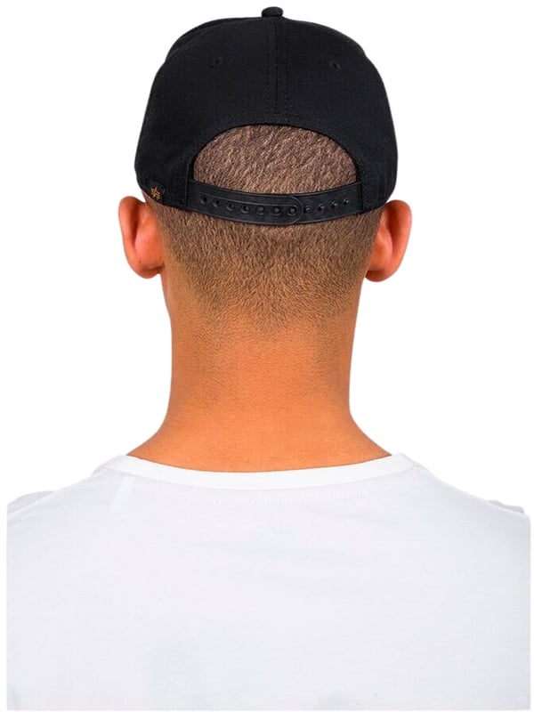 Diese Herren-Basecap kombiniert modernes Design mit funktionalen Details. Das farbige Logo auf der Vorderseite setzt einen markanten Akzent und macht die Cap zu einem echten Hingucker. Dank der verstellbaren Snapback-Schnalle lässt sie sich individuell anpassen und bietet einen perfekten Sitz. Ziernähte auf dem Schirm verleihen der Cap eine hochwertige Optik, während bestickte Luftlöcher für eine optimale Luftdurchlässigkeit sorgen. Gefertigt aus belastbarem Twill, ist sie robust und ideal für den täglichen Gebrauch geeignet. Die innenliegenden Nahtabdeckbänder erhöhen den Tragekomfort und unterstreichen die hochwertige Verarbeitung. Eine Labelflag auf der Rückseite rundet das Design stilvoll ab. Perfekt für Männer, die Funktionalität und einen trendigen Look vereinen möchten.