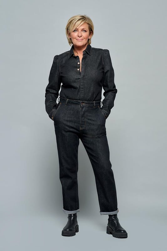De mom-fit jeans van Caroline Tensen zijn perfect voor dit seizoen. Deze comfortabele zwarte jeans heeft een rechte pasvorm, een hoge taille en enkellange broekspijpen, en biedt dankzij de fijne stretch een uitstekende pasvorm. De stevige stretchdenim sluit mooi aan en accentueert je vrouwelijke silhouet. De jeans is afgewerkt met bruine stiksels en heeft een stoere uitstraling door de omgeslagen broekspijpen. Voor extra functionaliteit zijn er schuine steekzakken aan de voorkant en opgestikte zakken aan de achterkant. Voor een complete look kun je de jeans combineren met de bijpassende zwarte Rana denim blouse voor een unieke jumpsuit-look..!