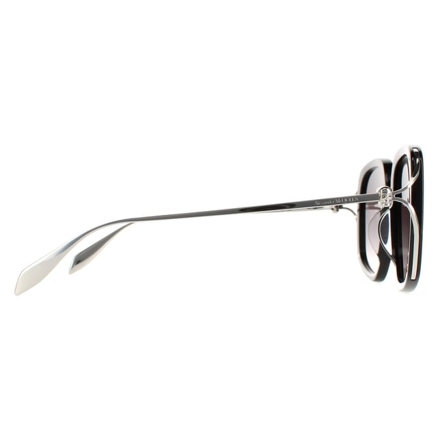 Las gafas de sol Alexander McQueen Square para mujer am0374s en degradado gris plateado negro son unas elegantes gafas cuadradas fabricadas en acetato ligero. El logotipo de Alexander McQueen está incrustado en las patillas para garantizar la autenticidad de la marca.