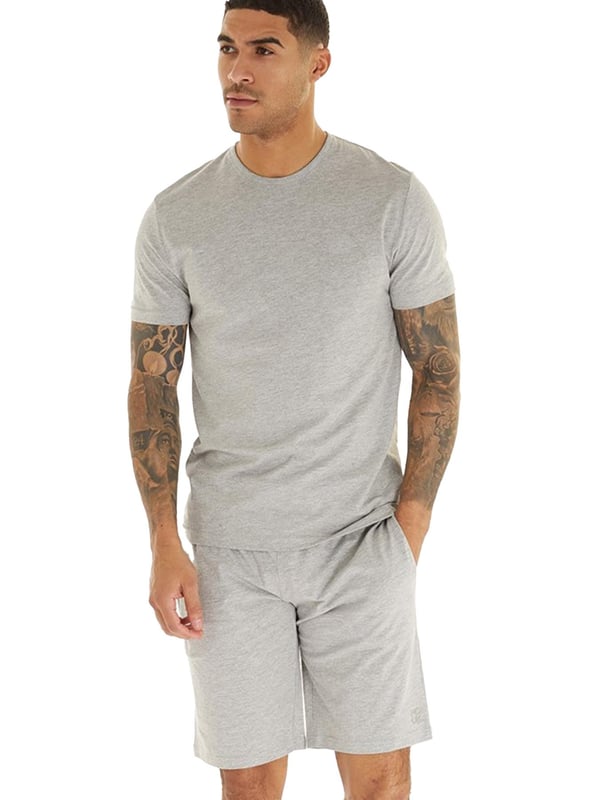 Wir stellen Ihnen das Kruze Herren-Trainingsanzug-Set vor: eine stilvolle und bequeme Ergänzung Ihrer Garderobe. Das normal geschnittene T-Shirt mit Rundhalsausschnitt verfügt über einen Rundhalsausschnitt und kurze Ärmel, ergänzt durch ein weiches Futter für zusätzlichen Komfort. Die dazugehörigen Shorts haben eine reguläre Passform mit elastischem Bund und verstellbarem Kordelzug und sorgen so für eine perfekte Passform. Werten Sie Ihre Activewear-Kollektion mit diesem unverzichtbaren Set auf! 52 % Baumwolle, 48 % Polyester. Erhältlich in Schwarz, Grau und Marineblau.