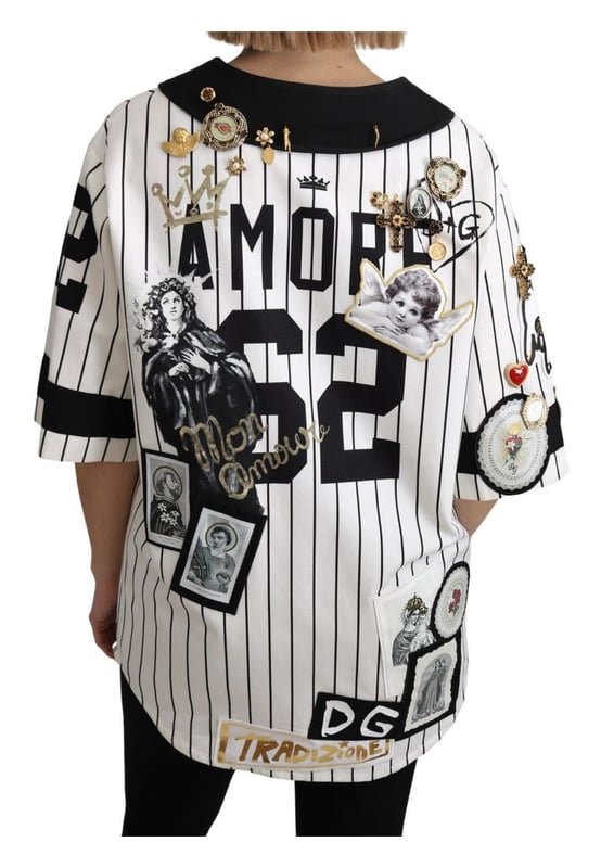 100% auténtico y completamente nuevo con etiquetas  
Hecho en Italia  
Cuello en V y mangas cortas  
Cierre completo con botones  
Diseño a rayas en blanco y negro  
Charms dorados con embellishments de cristal  
Motivos de Amore y Religion  
Detalles del logo  
Elaborado con 99% algodón y 1% elastano  
Material: 99% Algodón 1% Elastano