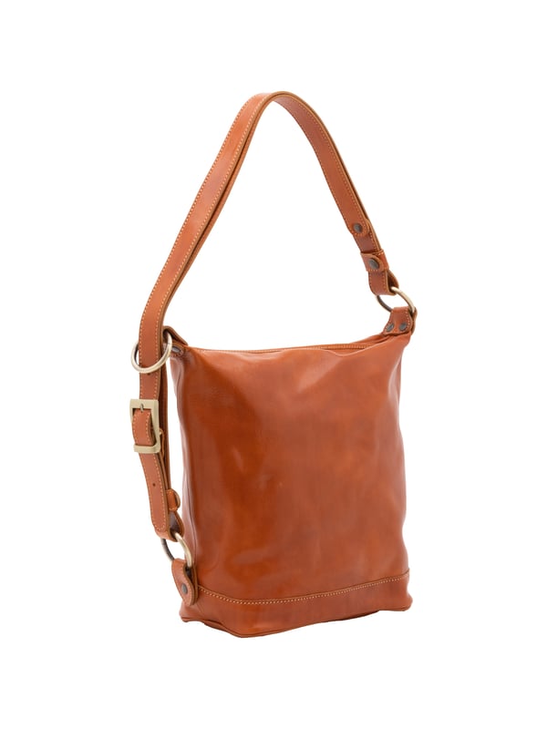 Bolso tipo bombonera para mujer. El cierre es con cremallera. Los bolsillos internos son uno con cremallera. Los bolsillos externos están ausentes. La bandolera es ajustable en piel. Falta el mango. Hay un compartimento interno. El material exterior es auténtica piel de vacuno. Internamente está forrado en algodón. Medidas: 34x33x15 cm. Hecho en Italia