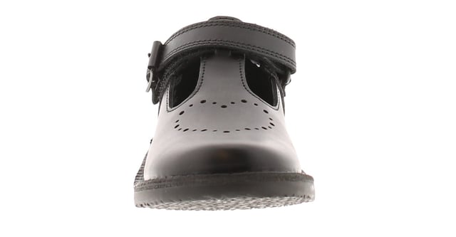 Comodidad y elegancia en su máxima expresión. Seguramente no ven la hora de volver al cole con estos clásicos. Lindos zapatos con barra en T Kopi Heart de Kickers. con un adorable. Diseño de corazón perforado y acolchado. plantilla cómoda. El zapato de las chicas negras. en estilo bailarina Mary Jane. Cuenta con el ajuste exclusivo de Kicker, además de una suela de goma mejorada y una parte superior de cuero de primera calidad.