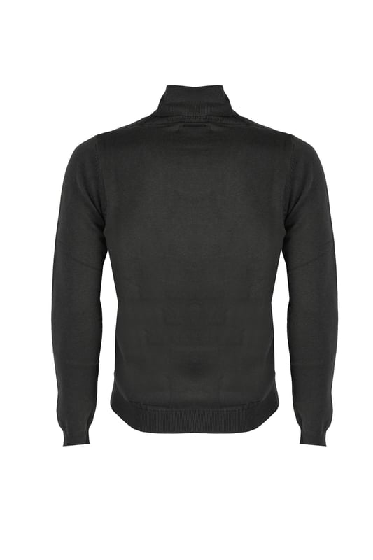 Este elegante suéter de corte simple es la elección perfecta para aquellos que valoran el minimalismo y los cortes clásicos, que nunca pasan de moda.

El suéter con cuello alto no solo es un elemento elegante del vestuario, sino también una opción práctica que proporciona calor y confort en los días más fríos, perfecto para estilos en capas.

Las mangas y el bajo del suéter terminan en sólidos puños, que no solo le añaden carácter, sino que también protegen del frío, asegurando un ajuste perfecto.

En la nuca se encuentra un sutil, pero reconocible emblema de la empresa, que demuestra la autenticidad y alta calidad del producto, siendo al mismo tiempo un discreto acento de la marca.

El suéter está hecho de tejido de alta calidad, que no solo garantiza durabilidad y prolongado confort al usarlo, sino también facilidad de mantenimiento, manteniendo su aspecto ideal por mucho tiempo.