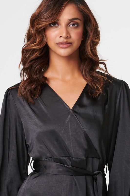 Add a short style to your dress collection with this frill detail wrap dress. It has a V-neck with a wrap front, a detachable self-tie belt, long sleeves with wide shirred cuffs and a frilled layered hem falling just above the knee. Pair with neutral heels for an elegant style that's great for dinner out with friends.