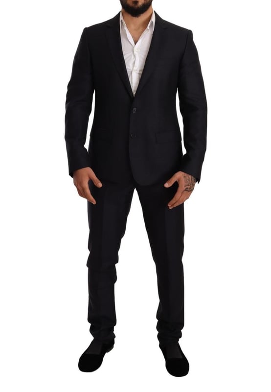 Traje 100% auténtico Dolce & Gabbana  
Modelo: MARTINI  
Estilo: Traje de dos piezas de una sola botonadura; incluye blazer y pantalones  
Color: Patrón azul jacquard  
Cierre: Cierre de dos botones  
Ajuste: Ajuste slim  
Dos bolsillos interiores  
Una abertura en la parte posterior  
Cierre de cremallera de tres vías en los pantalones  
Detalles del logo  
Hecho en Italia  
Material: 75% lana, 20% seda, 5% cachemira  
Forro: 100% rayón  
