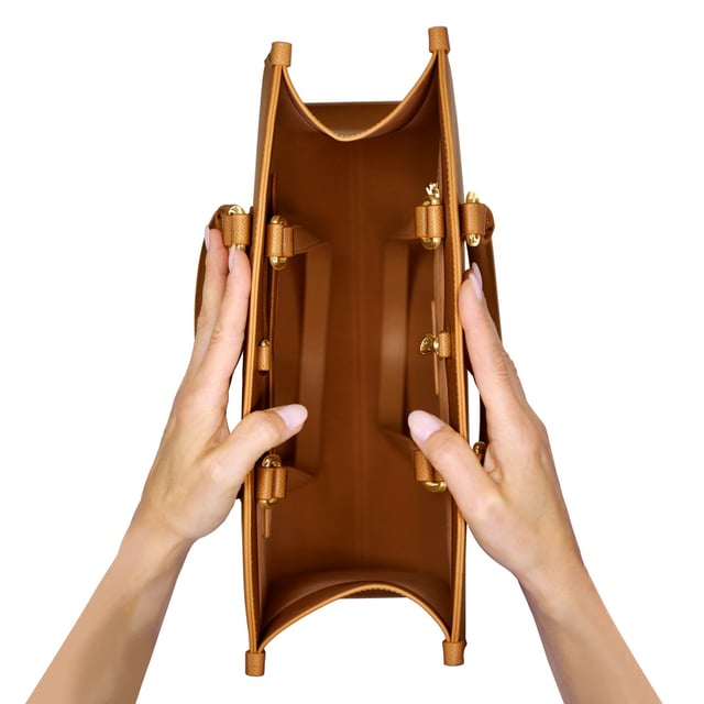 Tote Bag CABOURG - Large Central Compartment with inside Zipped Pocket and 2 Pockets also on the side - Suede lining - Inside hook closure - Handles and Shoulder straps - designed to be carried by Hand or Shoulder - Logoté ATELIERS SAINT GERMAIN - Grained Leather Finish