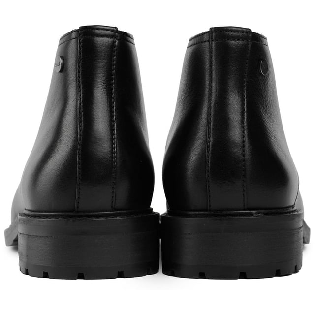 Adéntrate en un estilo atemporal y sofisticado con los Pasco Chukka de Sole. Confeccionados en cuero rico y elegante, estas clásicas botas Chukka están diseñadas para ofrecer comodidad durante todo el día y un aspecto sofisticado. El sistema de cordones de tres ojales y las resistentes suelas de goma garantizan un ajuste personalizado, una tracción duradera y estilo en cada paso. Ya sea que te dirijas a la oficina, a una salida nocturna o a un fin de semana fuera, las exclusivas botas Sole te harán caminar con confianza y elegancia robusta.