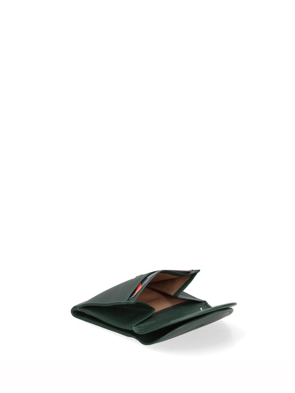 Cartera de hombre. El cierre es con botón de presión. Los bolsillos internos son tarjeteros y porta billetes. Los bolsillos externos son uno frontal con botón magnético. Falta la correa para el hombro. Falta el mango. Hay un compartimento interno. El material exterior es 100% Piel Auténtica. Internamente está forrado en piel auténtica. Medidas: 10x9x2,5 cm. Producto de moda