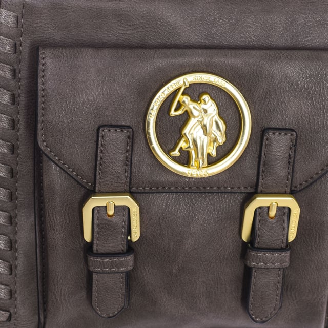 Bolso crossbody U.S. POLO ASSN.
Sintético.
Cierre con cremallera.
Bolsillo en el frontal con cierre de imán.
Interior frontal: Dos bolsillos abiertos.
Interior trasero: Un bolsillo con cremallera.
Correa extraíble ajustable.
Forro interior con estampado de la marca.
Logo de la marca en el frontal.
Costuras vistas a tono.
 Medidas: 23x18x8cm
 Composición: 100% Poliuretano
 Cuidados:
Limpiar con un paño húmedo.