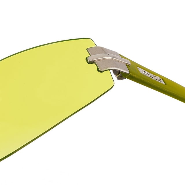 Gafas sol de mujer, de acetato sin montura 
Color verde.
Forma rectangular.
Lentes de color verde.
Aplicación metálica rectangular color plata en el puente.
Patillas de acetato en tono verde, con aplicación metálica incrustado con la marca grabado.
100% Protección UV. 
Cristales antirreflejo.
Incluye: Todos nuestros productos se envían en el interior de su estuche original, con los certificados de autenticidad y garantía. 
 
Más Información:
Medidas:
Alto lente: 41 mm.
Ancho lente: 162 mm.
Puente: 00 mm.
Patillas: 120 mm.