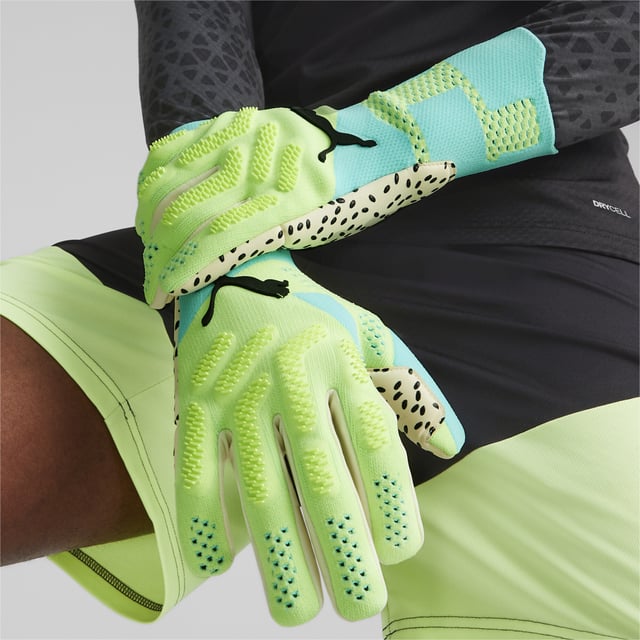 PRODUCT STORY: The new FUTURE Ultimate NC is engineered to give your hands maximum freedom of movement and support when you need it on the pitch. Inspired by goalkeeper wrist taping rituals the gloves comes with a specific, re-designed wrist support construction. Using different elasticities and thicknesses in the knit of the backhand, each section of the glove gets its specific treatment to improve the performance even further. DETAILS: Negative cut for tight fit; 3D knitted backhand; Thumb wrap for increased ball contact; Silicone tape; PUMA Cat Logo on back.