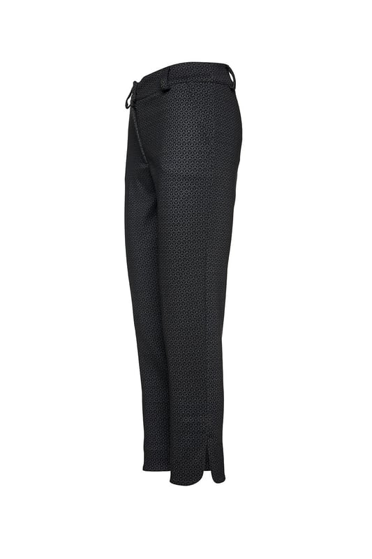 Pantalones cortos en tejido estampado Punto di Roma. Cinturilla de 5 cm con trabillas en el mismo tejido. Se abrocha en la parte delantera con un botón de plástico. Bolsillos diagonales en la parte lateral. Abertura redondeada en el dobladillo en el lado exterior.