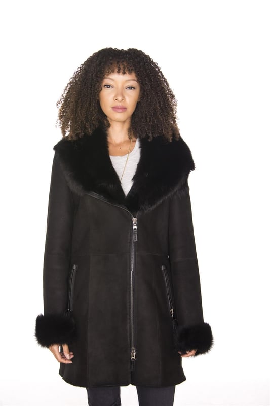 Las chaquetas de piel de oveja ganaron una enorme popularidad entre las celebridades en los años 1940 y 1950 y han sido consideradas como un símbolo de estatus para las mujeres durante varios períodos de tiempo. Nuestras chaquetas están confeccionadas con piel de oveja de doble cara de la más alta calidad y cuentan con un forro de lana grueso que es famoso por su capacidad natural para retener el calor corporal, lo que lo convierte en la opción de material ideal durante el invierno. Elegante y estilizada, esta chaqueta presenta cremalleras que aparecen en colores que contrastan con el cuerpo de la chaqueta para producir un aspecto llamativo y destacado. El forro grueso de piel de oveja aparece en los puños y en el generoso cuello ancho para una apariencia exuberante. La parte delantera de la chaqueta está terminada en gamuza que tiene un tacto muy suave y una apariencia lisa que complementa la simplicidad de este estilo de chaqueta. Disponible en nuestros elegantes colores negro y gris escarcha, los cuales le dan a esta chaqueta un atractivo muy elegante y un toque contemporáneo. • Fabricado con piel de oveja de doble cara de alta calidad • El forro grueso de piel de oveja es famoso por brindar calidez y comodidad • Cuenta con una cremallera de doble cara de largo completo y bolsillos con cremallera • Terminado con un cuello amplio y elegante