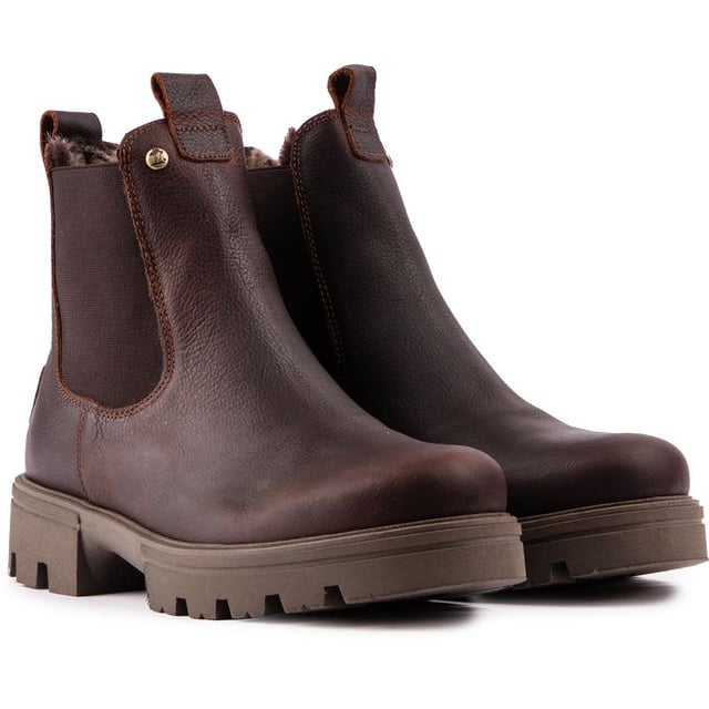Step Out In Style And Be Ready For The Changing Season With Sustainability In Mind, With These Chris Boots From Panama Jack. This Casual Chelsea Boot Comes In waterproof Leather And Is Warm Lined For Additional Comfort And Snug. The Thick, Rugged Sole Completes This Versatile Staple.