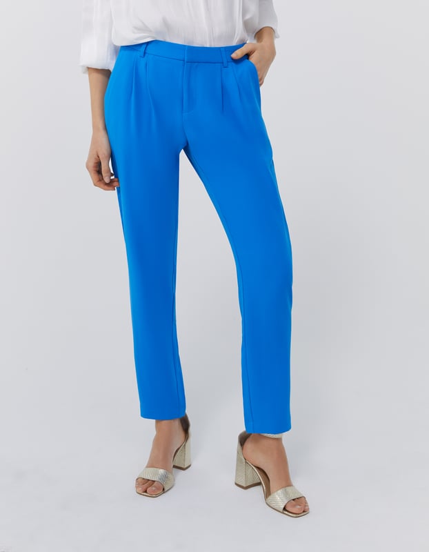 This women’s hyacinth blue polyester suit trousers has 2 slanted side pockets and dart detail on waistband.