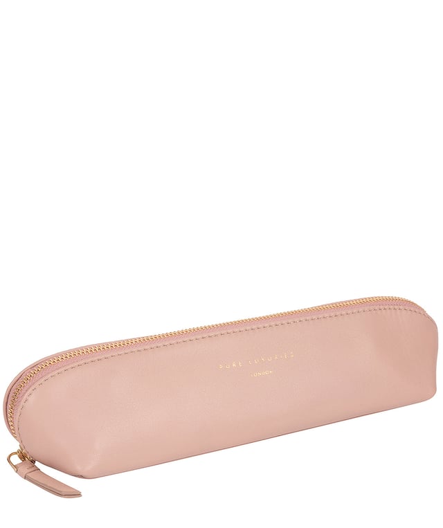 The 'Reeves' leather cosmetic brush bag is handcrafted from a luxurious smooth grain natural leather for a soft-touch and stylish finish. A flawless untreated, natural 100% cotton lined spacious central compartment is concealed and secured by a unique zip round top. Finished with the iconic Pure Luxuries gold foil embossed logo, for a striking finishing touch and presented in a 100% cotton branded Pure Luxuries pouch.