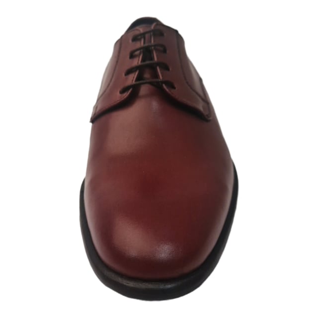 Zapato oxford de hombre con detalles de costuras en la zona alta del empeine con cierre de cordones. Cuenta con una cómoda suela y una planta antideslizante.