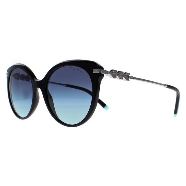 Las gafas de sol Tiffany TF4189 80019S con degradado azur negro son un diseño de moda fabricado en acetato de alta calidad. Estas gafas de sol son ligeras y duraderas, por lo que son cómodas de llevar durante largos periodos de tiempo. El logotipo de la firma Tiffany & Co adorna las puntas de las patillas de estas gafas de sol, añadiendo un toque de elegancia y sofisticación al diseño.