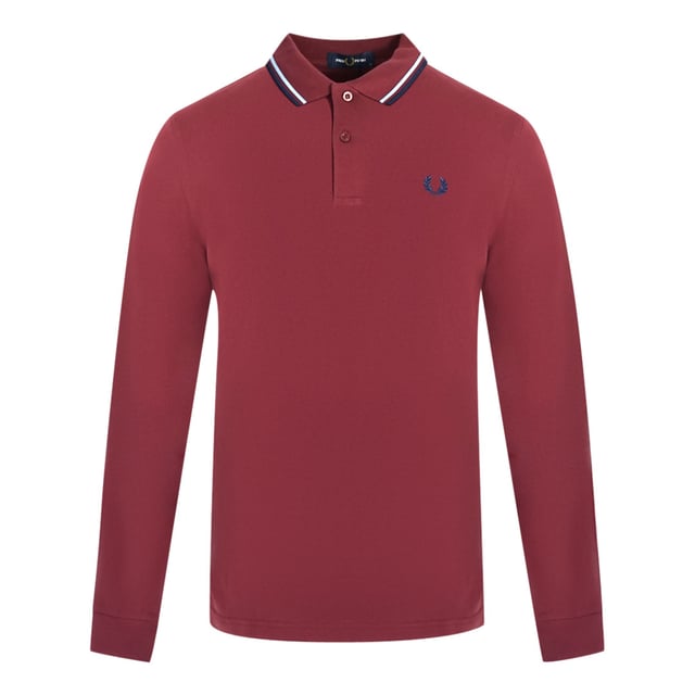 Fred Perry Röd polotröja med lång ärm och Twin Tipped. Fred Perry röd polotröja. Mönster på krage och ärmslut. Knappstängning i nacken, märkesemblem på vänster bröst. 100% bomull. Stil: M3636 D23