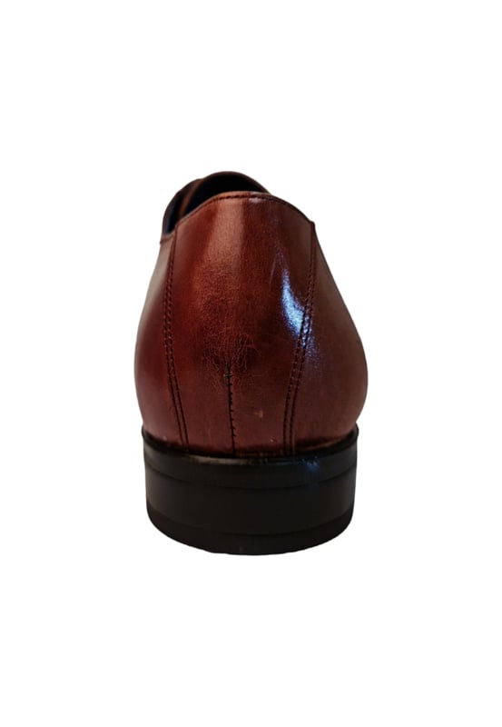 Zapato de vestir con cierre de cordones y lengüeta, con tacón. Cuenta con una comoda suela y una planta antideslizante