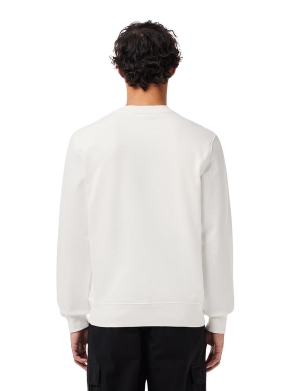Entdecken Sie den zeitlosen Stil und den Komfort des Lacoste Herren Sweatshirts. Mit einem klassischen Rundhalsausschnitt, Rippbündchen und einem elastischen Bund bietet dieses Sweatshirt einen perfekten Sitz. Die markante Krokodil-Applikation auf der Brust verleiht einen Hauch von Raffinesse, während das unifarbene Design vielseitig kombinierbar ist. Der Classic Fit sorgt für eine bequeme Passform, die den ganzen Tag lang hervorragenden Tragekomfort bietet.