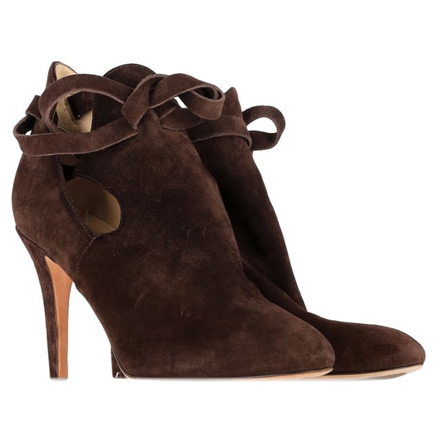 Jimmy Choo Marina Ankle Boots in Brown Suede VINTAGE, RRP AS NEW
Step into sophisticated style with the Jimmy Choo Marina Ankle Boots in rich brown suede. These elegant boots are designed to elevate any outfit with their luxurious suede finish and sleek, modern silhouette. The smooth brown suede adds depth and texture, creating a versatile color that complements both casual and formal wardrobes.
Jimmy Choo Marina Ankle Boots in Brown Suede
Condition: Very good
Signs of wear: Minor markings, Lightly used but very well maintained. Minor mark at soles & creasing, light scuffing at the soles and heels.
Packaging: Dust bag
Color: Brown
Material: Suede | suede
Size: EU | 38/IT38/UK5/US8
Measurements: Heel height: 100; Insole length: 270
SKU: TONPUGBSH423461W