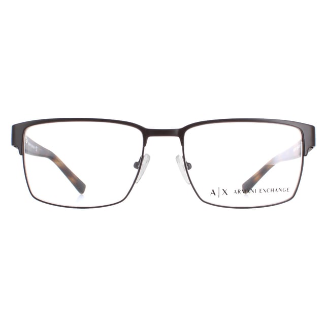 La montura de gafas Armani Exchange AX1019 6001 marrón mate es un moderno estilo rectangular fabricado en metal ligero. Las plaquetas nasales de silicona garantizan un ajuste cómodo. El logotipo de Armani está grabado en las patillas para garantizar la autenticidad de la marca.