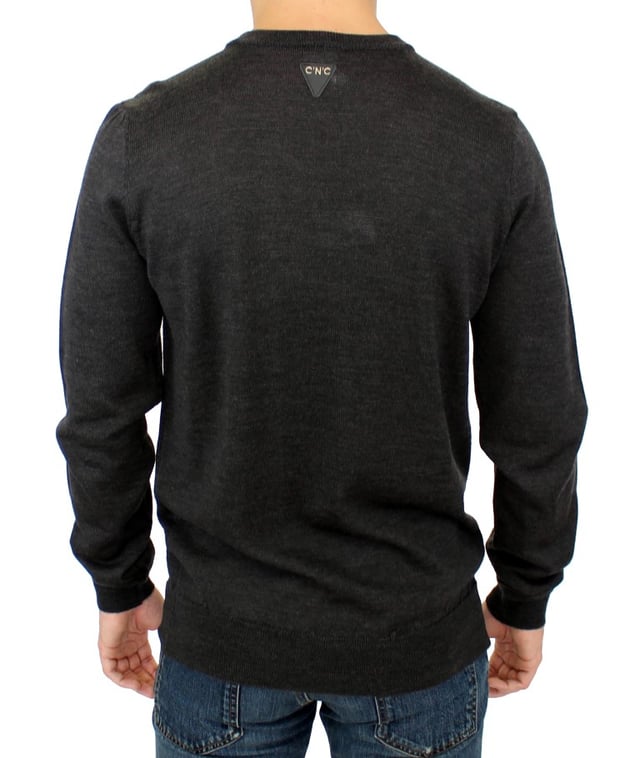 Fantastisk Costume National CNC grå rayonblandning crewnecktröja pullover  
Helt ny med taggar  
Klassisk design med rund hals  
Logodetaljer  
Tillverkad i Italien  
Materialkomposition: 90% rayon 6% acetat 4% polyester  
Inkluderar originaltaggar och påse från butiken  
Material: 90% rayon 6% acetat 4% polyester