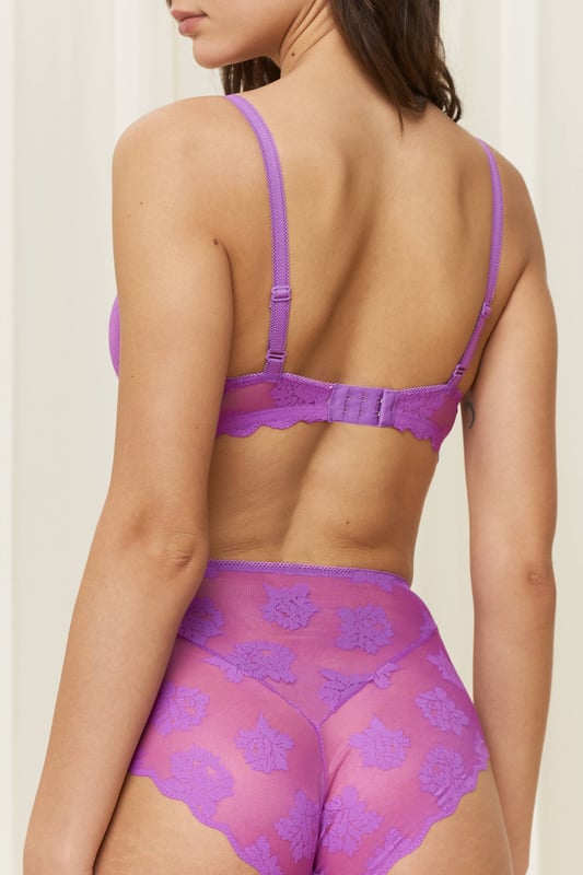 Amourette 300 Summer High Apex Bra. With non-padded cups, stretch lace and embroidered lace. The product is recommended as hand-wash only.