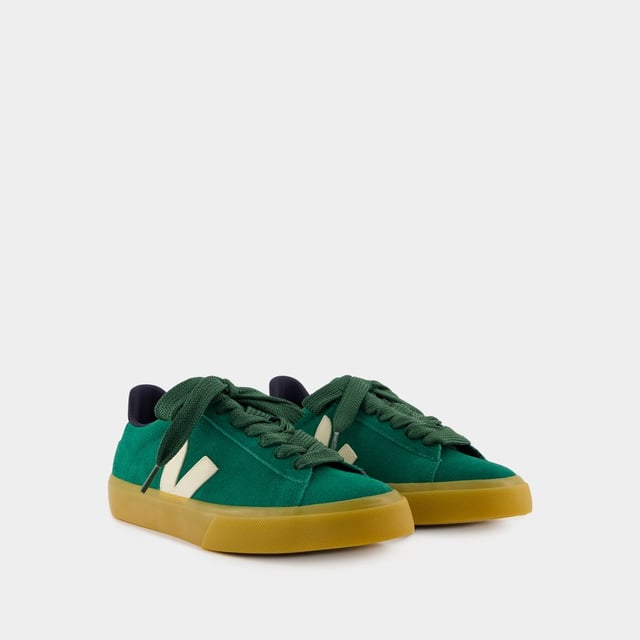 Kleuren: GROEN - GOLF_PIERRE. Hoofdmateriaal: glad lamsleer. Materiaal zool: Amazone rubber (40%), gerecycled rubber (10%), Silica (23%), synthetisch rubber (11%) en overige (16%) Voering: Tech (100% gerecycled polyester) Sluiting: topveters. Teenvorm: rond. Pasvorm: Op maat - Maatvoering: Europees.