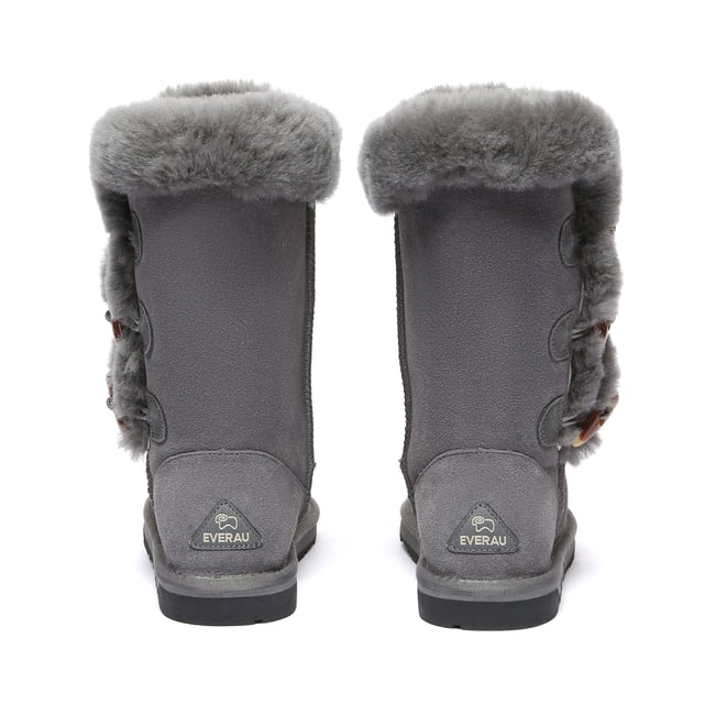 Confeccionadas con tres cierres de cuerno para un toque de estilo en el diseño clásico atemporal, las botas Ashy cuentan con una suela de doble capa ligera que ofrece tanto flexibilidad como durabilidad. Ya sea atadas o dobladas hacia abajo, los tres botones de cuerno permiten un estilo versátil para adaptarse a tus preferencias. Producto No. EAU3018 Descripción: Parte superior de piel de oveja de doble cara - Forro de lana de oveja - Suela de TPR