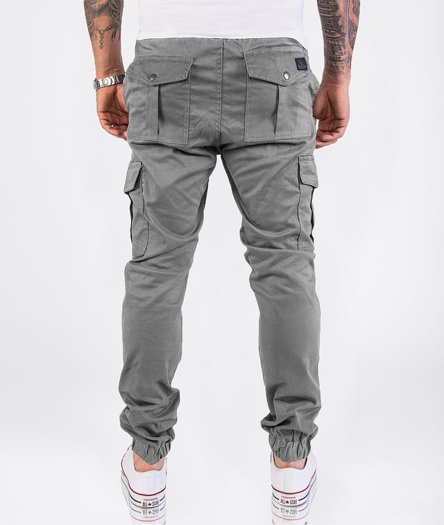 Die Chino Hosen von Rock Creek eignen sich ganz ausgezeichnet für legere Casual-Looks. Sie bieten eine angenehm weite Passform und sehen dabei auch noch richtig lässig aus. Beim gemütlichen Stadtbummel, beim Familienausflug oder in der Uni leisten die komfortablen Hosen gute Dienste. Darüber hinaus zeichnen sich die Chinos von Rock-Creek durch eine erstklassige Verarbeitung und eine hohe Qualität aus.