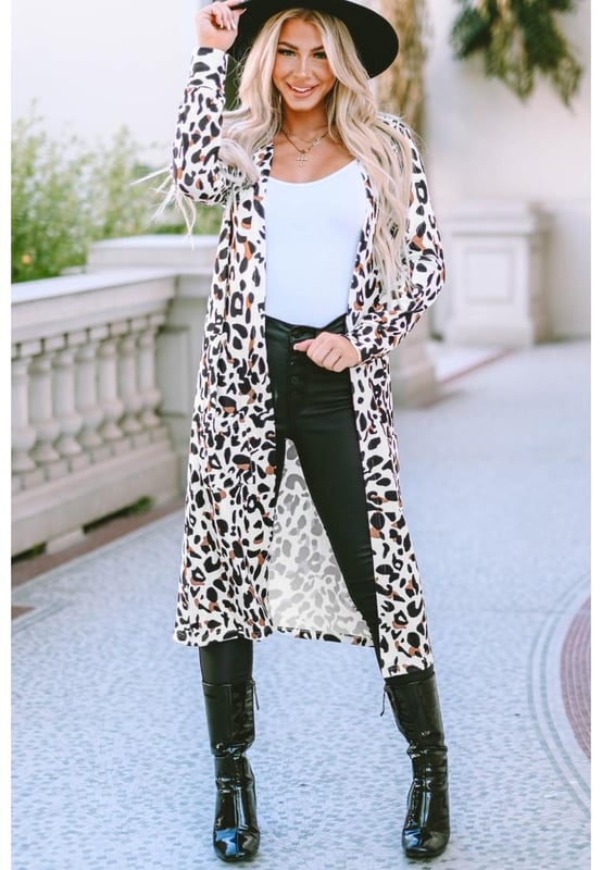 Lässiger Cardigan mit Leopardenmuster für Damen. Offenes Frontdesign mit zwei Taschen. Aus weichem, leichtem Stoff. Maxilänge für einen stylischen Look. Perfekt zum Kombinieren mit Ihren Herbst-Outfits. Material: 95 % Polyester, 5 % Elastan.