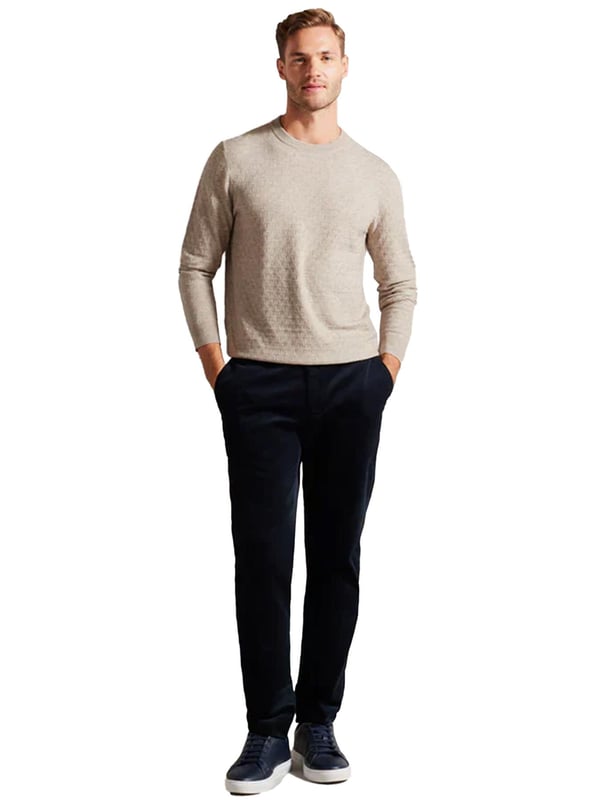Der Ted Baker Pullover mit Rundhalsausschnitt ist fachmännisch aus einer hochwertigen Wollmischung gefertigt und verfügt über ein reichhaltiges, strukturiertes T-Strickmuster, das an kühleren Tagen mühelos einen Hauch von Eleganz verleiht. Die langen Ärmel spenden Wärme, während das klassische Rundhalsdesign zeitlosen Stil garantiert. Dieses vielseitige Stück eignet sich perfekt für verschiedene Anlässe.