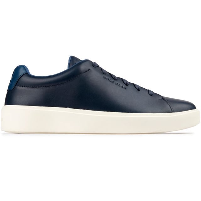 Muévete con estilo con las zapatillas Cole Haan Grand Crosscourt Traveler. Estos elegantes zapatos de corte añaden un toque de sofisticación a tu uso diario. Amortigua tu paseo con la entresuela CMEVA sensible y agarra la carretera con la suela de goma duradera. Con parte superior de cuero de alta calidad y la marca Cole Haan. Llamarás la atención ya sea que viajes a la ciudad o estés de viaje con amigos. Átate los cordones y siente la libertad de movimiento con estas versátiles zapatillas.