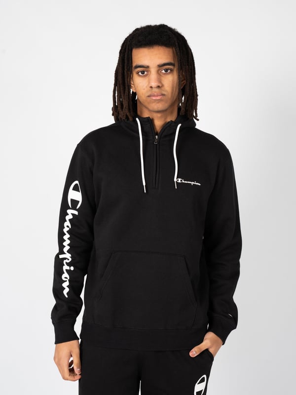 Dit pretentieloze, eenvoudige model van de trui is perfect voor een casual, stedelijke stijl en biedt dagelijks comfort zonder aan elegantie in te boeten.

Met een capuchon die de trui niet alleen een sportief karakter geeft, maar ook beschermt tegen kou en wind, waardoor het de ideale keuze is bij wisselvallig weer.

De trui heeft ook een ritssluiting bij de hals, waarmee je het niveau van bescherming tegen de kou kunt aanpassen en biedt verschillende stylingopties, afhankelijk van je voorkeuren.

De merknaam is op de voorkant gedrukt, subtiel geïntegreerd in het ontwerp en zorgt voor een discreet maar herkenbaar accent dat de originaliteit en authenticiteit van het product onderstreept.

Met een kangoeroezak, die niet alleen praktisch is omdat je er kleine spullen in kunt opbergen, maar die de trui ook een casual, sportieve snit geeft.

Het bedrijfslogo is zo op de linkermouw geplaatst dat het merk subtiel wordt benadrukt zonder het algehele ontwerp te domineren.

De trui is gemaakt van hoogwaardig materiaal en garandeert duurzaamheid en weerstand tegen beschadiging, waardoor hij niet alleen stijlvol is, maar ook een praktische investering voor vele jaren.