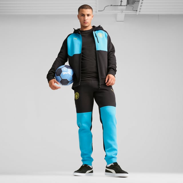 PUMA Mens Manchester City PUMATECH Full-zip Hoodie PRODUCT STORY: Show your City team spirit in style. This full-zip hoodie keeps you comfortable and warm. With moisture-wicking dryCELL technology and side pockets for your essentials, you'll stay focused on the game. Victory never looked so good. FEATURES & BENEFITS: dryCELL: Performance technology designed to wick moisture from the body and keep you free of sweat during exercise; Made with at least 20% recycled materials. DETAILS: Regular fit; 320 gsm, Knitted; Long sleeves; Zipped side and chest pockets; Zipped, front and side pockets. Our model is 185 cm tall and is wearing size M UK.