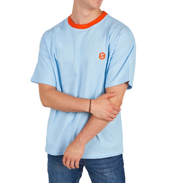 Short sleeve t-shirt Superb.
 Round neckline with ribbed finish.
 Oversize cut.
 Brand print on the front and back.
 Seams seen in tone.
 Composition: 96% Cotton, 4% Elastane
 Care:
- Wash at max. 40ºC.
 - Do not use bleach.
 - Iron at low temperature.
 - Do not dry clean.
 - Do not use dryer.