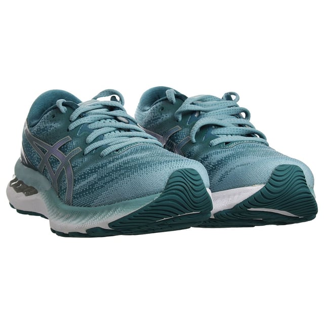 Las zapatillas de running Asics Gel-Nimbus 23 para mujer en color azul son unas zapatillas de running de primera calidad diseñadas para ofrecer comodidad, sujeción y rendimiento durante tus carreras. Estas son las principales características y detalles que suelen asociarse a estas zapatillas de running de alta calidad:

 Amortiguación de gel:  La serie Gel-Nimbus es conocida por su excepcional amortiguación, y la Gel-Nimbus 23 no es una excepción. Estas zapatillas cuentan con la tecnología de amortiguación Gel de Asics en el talón y el antepié, que proporciona una excelente absorción de impactos, reduciendo el impacto en las articulaciones y garantizando una pisada más suave.

 Material de calidad:  Asics es famosa por utilizar materiales de primera calidad en sus zapatillas de running. Estas zapatillas suelen estar fabricadas con materiales transpirables y duraderos para mantener los pies cómodos y bien sujetos durante las carreras.

 Color azul: Estas zapatillas de running vienen en un atractivo color azul con detalles complementarios, añadiendo un toque de estilo a tu atuendo de entrenamiento.

 Entresuela reactiva:  La entresuela está diseñada para ofrecer una pisada sensible y amortiguada, mejorando tu experiencia de carrera en general y proporcionando un gran equilibrio entre soporte y comodidad.

 Contrafuerte del talón:  Las zapatillas suelen incorporar un contrafuerte externo en el talón, que proporciona estabilidad y sujeción adicional a la zona del talón, reduciendo el riesgo de lesiones.

 Cierre de cordones: Estas zapatillas suelen incluir un sistema tradicional de cierre de cordones, que permite un ajuste seguro y personalizable.

 Cuello y lengüeta acolchados:  Para garantizar la comodidad y evitar rozaduras, las zapatillas vienen con cuello y lengüeta acolchados.

 Parte superior transpirable:  La parte superior de las zapatillas suele estar fabricada con un material de malla transpirable que favorece la circulación del aire y reduce la acumulación de humedad en el interior de la zapatilla.

 Suela duradera:  La suela exterior está diseñada para proporcionar una excelente tracción y durabilidad, garantizando el agarre y la estabilidad en diversas superficies de carrera.